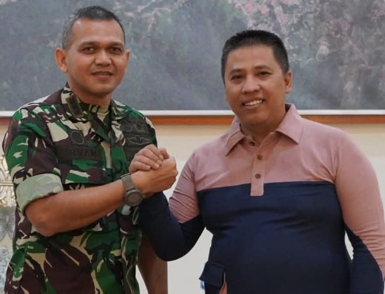 Asren Kodam XX/Tuanku Imam Bonjol poto bersama Wako Padang Panjang, Hendri Arnis.